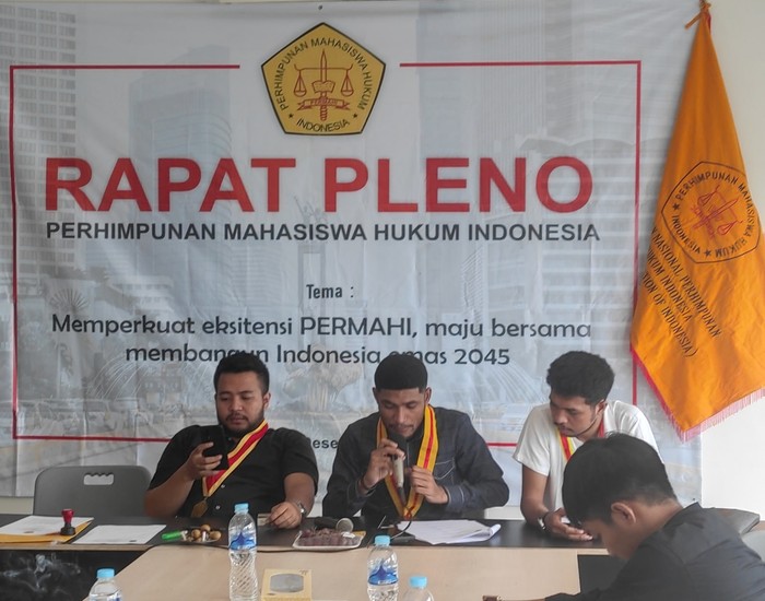 Rapat Permahi denga Ketua Umum Fahmi Namakule di tengah. (Dok Permahi)