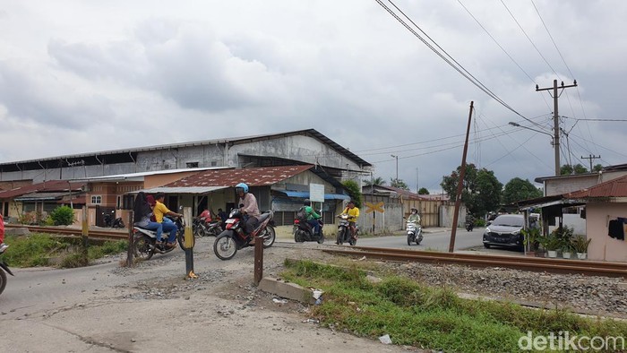 Rel kereta api di Jalan Pantai Timur, Kecamatan Medan Helvetia. (Goklas Wisely/detikSumut).