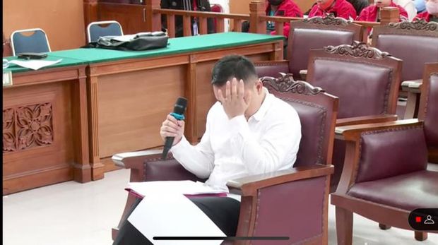 Ricky Rizal menangis di sidang pleidoi (Screenshot TV Pool)