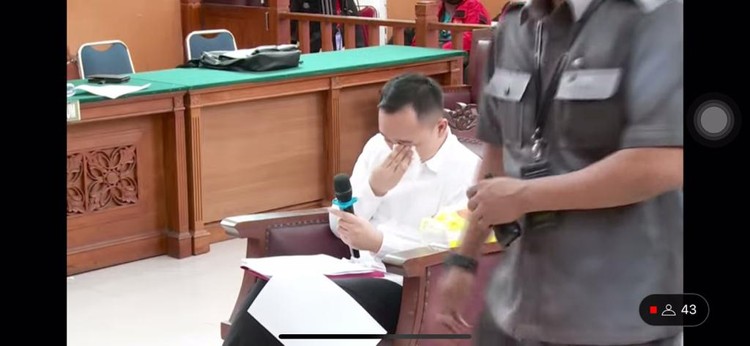 Ricky Rizal menangis di sidang pleidoi (Screenshot TV Pool)