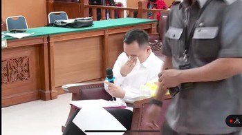 Ricky Rizal menangis di sidang pleidoi. Foto: (Screenshot TV Pool)