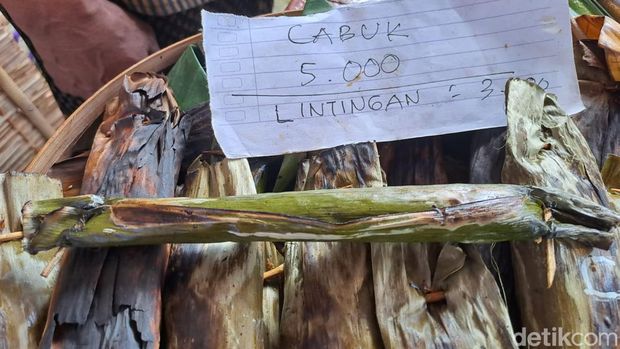 Sambal berwarna hitam ini berbahan dasar wijen hitam. Selain itu ada campuran cabai, kemangi dan kelapa. Foto diunggah Selasa (24/1/2023).