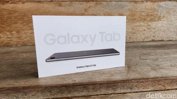 Inilah kotak kemasan Samsung Galaxy Tab A7 Lite WiFi. Foto: Adi Fida Rahman/detikINET