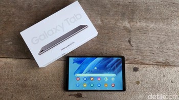 Galaxy Tab A7 Lite Wi-Fi menawarkan bentangan layar 8,7 inch resolusi HD+. Bezel yang dibuat tipis bikin tampilan terkesan lebih luas saat digunakan untuk melihat video tutorial, membaca e-book, dan memainkan aktivitas interaktif bersama teman atau keluarga di rumah. Foto: Adi Fida Rahman/detikINET