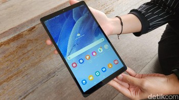 Untuk tetap melindungi mata sang buah hati, layar Galaxy Tab A7 Lite Wi-Fi dibekali fitur Eye Comfort Shield. Fitur ini memiliki blue light filter bikin nyaman dan aman saat menatap lama layar. Kendati ringan, tablet ini sudah diproteksi oleh bingkai metal. Sehingga aman digunakan oleh anak-anak sekalipun. Foto: Adi Fida Rahman/detikINET