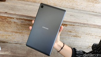Galaxy Tab A7 Lite Wi-Fi makin mudah dioperasikan dengan satu tangan.Berkat fitur One Hand Operation+ yang membuat pengguna bisa mengontrol tablet hanya dengan satu tangan, seperti memunculkan panel notifikasi, melihat Recent Apps, kembali ke layar Home, dan sebagainya. Foto: Adi Fida Rahman/detikINET