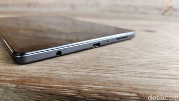 Terdapat port USB Type C, jack audio 3,5 mm dan speaker yang didukung Dolby Atmos. Foto: Adi Fida Rahman/detikINET