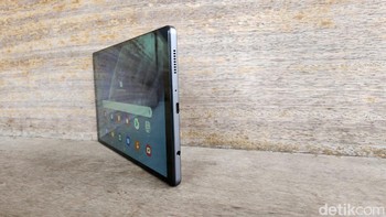 Samsung membuat tablet ini ringkas dan portable. Dengan ketebalan hanya 8mm dan bobot 366 gram, mudah dibawa dan digenggam. Foto: Adi Fida Rahman/detikINET