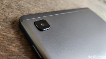 Ada kamera 8 MP disematkan di bagian depan, dan 2 MP di depan. Foto: Adi Fida Rahman/detikINET