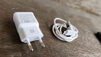 Dalam paket penjualan diberikan charger dan kabel USB Type C. Foto: Adi Fida Rahman/detikINET