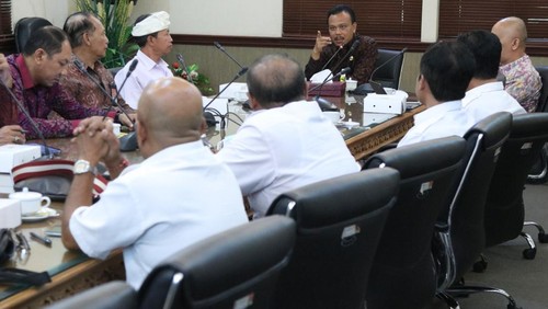 Sekretaris Daerah Provinsi Bali, Dewa Made Indra bersama dengan Hiswana Migas Bali ketika melakukan rapat koordinasi di ruang rapat Sekda, Kantor Gubernur Bali pada Selasa (24/1/2023).