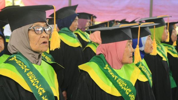 Sekolah lansia Para lansia saat akan diwisuda.