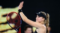 Elena Rybakina tersenyum usai memastikan kemenangan.
