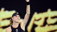 Bermain di Rod Laver Arena, Melbourne, Australia pada Selasa (24/1/2023), Elena Rybakina tampil bagus. Petenis ranking 25 dunia itu menuntaskan menang dua set dengan skor 6-2 dan 6-4.