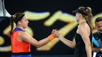 Elena Rybakina dan Jelena Ostapenko bersalaman seusai pertandingan.