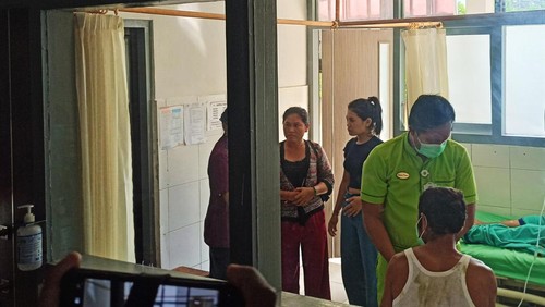 Seorang korban kecelakaan mobil pikap terbalik meninggal dunia setelah menjalani perawatan di UGD RSUD Karangasem. Kondisi korban terus memburuk usai kecelakaan.