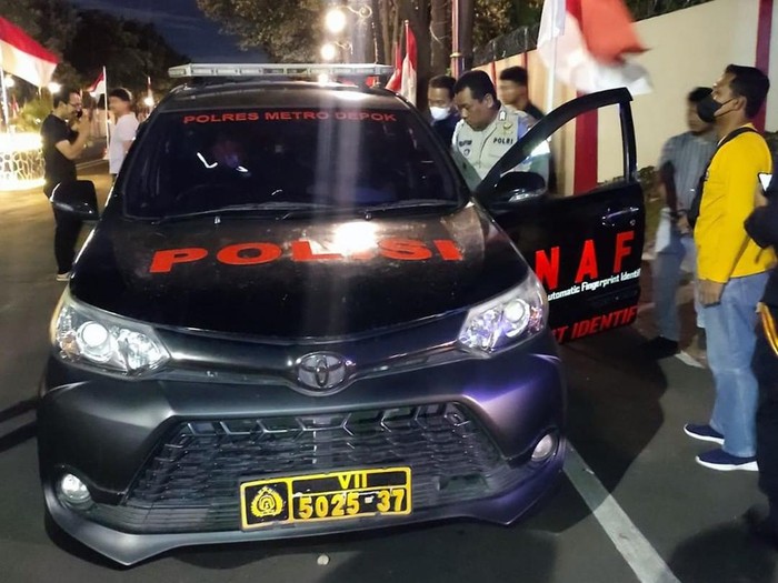 Seorang pria kabur usai dipergoki mencuri sepeda motor di kawasan Depok. Pelaku bersenpi itu lalu ditangkap dan sempat diamuk warga sekitar yang emosi. (Instagram @humaskorpsbrimob)
