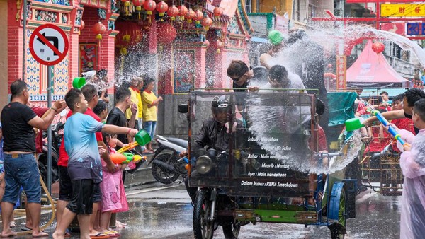 Festival Perang Air atau Cian Cui ini merupakan kegiatan atau kebiasaan masyarakat keturunan Tionghoa di daerah tersebut.  