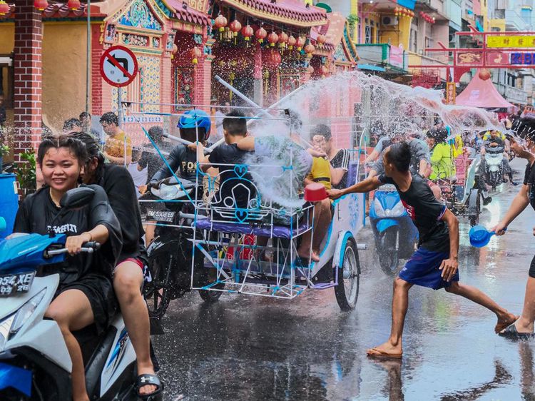 Serunya Main Basah-basahan di Festival Perang Air Kepulauan Meranti