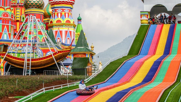 Serunya Meluncur dari Perosotan Pelangi di Taman Bunga Jatinangor BANDUNG, WEST JAVA, INDONESIA - 2023/01/21: A woman is seen enjoying the rainbow slide ride during the Lunar New Year Holiday 2023 in Jatinangor National Flower Park. Jatinangor National Flower Park, which has some attractions rides, and photo spots Instagram-able has become one of the favorite destinations for people to spend the Chinese New Year Holiday 2023 with family. (Photo by Algi Febri Sugita/SOPA Images/LightRocket via Getty Images)
