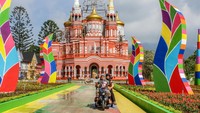 Desainnya yang warna-warni membuat tempat wisata ini bak negeri dongeng.  