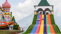 Jatinangor National Flower Park memiliki beberapa wahana permainan, salah satunya perosotan rainbow terpanjang di Indonesia dengan panjang 80 meter dan bianglala 30 meter.  