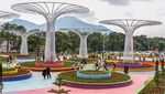 Serunya Meluncur dari Perosotan Pelangi di Taman Bunga Jatinangor