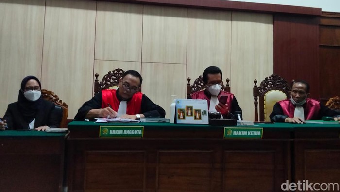 Sidang perkara pembobolan rekening BCA oleh tukang becak