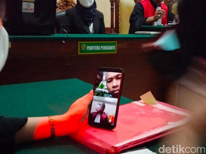 Sidang perkara pembobolan rekening BCA oleh tukang becak
