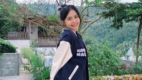 Dia sering ngatain aku juga. Aku nggak masalah dikatain. Terus aku kan suka sakit karena di JKT48 kecapekan, terus mamaku sering nungguin aku di bawah sekolah, terus dia sering ngatain. Ada salah satu momen di aula sekolah dia ngatain nyokap lo tuh nungguin mulu caper. Aku yang nggak bisa aku langsung tonjok mukanya. Kesal aku, ujar Sisil. (Foto: dok Instagram)