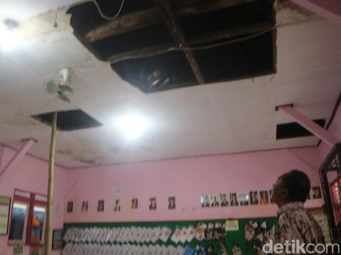 Siswa SDN 1 Kebonsawahan, Juwana, Kabupaten Pati, belajar di parkiran karena atap ruang kelasnya rusak, Selasa (24/1/2023).