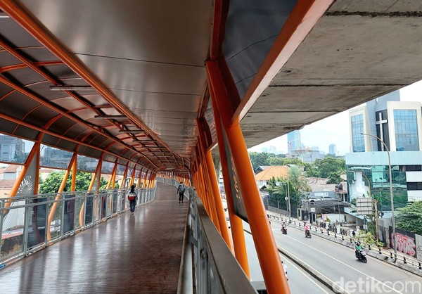 Banyak yang senang degnan kehadiran skywalk ini karena mempermudah transit serta menghemat waktu perjalanan. Banyak yang senang degnan kehadiran skywalk ini karena mempermudah transit serta menghemat waktu perjalanan.