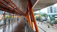 Banyak yang senang degnan kehadiran skywalk ini karena mempermudah transit serta menghemat waktu perjalanan.