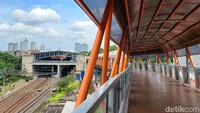 Warna skywalk begitu cerah, dengan pecampuran orange, silver, kobinasi hitam putih denngan lantainya berwarna coklat kayu. Jika kita foto dengan cahaya matahari, warnanya semakin terlihat cantik.