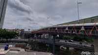 Skywalk ini menjadi yang terpanjang di Jakarta, yang diperkirakan panjangnya lebih 450 meter.