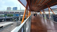 Skywalk ini  menghubungan Stasium Kebayoran dengan Halte Velbak. Jadi para comuter bisa melakukan transit dengan nyaman.