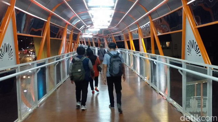 Skywalk Kebayoran telah dibuka dan tengah dalam masa uji coba. Skywalk ini bisa memangkas waktu perjalanan dari Halte Velbak ke Stasiun Kebayoran 5 menit (Rakhmad Hidayatulloh/detikcom)