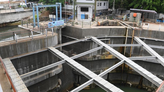 Sodetan Ciliwung Mangkrak 6 Tahun, Begini Progresnya Sekarang Proyek sodetan Kali Ciliwung sempat mangkrak selama 6 tahun. Namun, Jokowi menargetkan proyek tersebut selesai pada April 2023 mendatang.