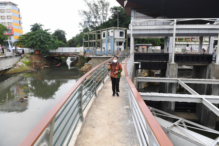 Proyek sodetan Kali Ciliwung sempat mangkrak selama 6 tahun. Namun, Jokowi menargetkan proyek tersebut selesai pada April 2023 mendatang.
