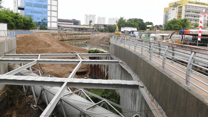 Proyek sodetan Kali Ciliwung sempat mangkrak selama 6 tahun. Namun, Jokowi menargetkan proyek tersebut selesai pada April 2023 mendatang.
