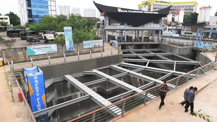 Sodetan Ciliwung Mangkrak 6 Tahun, Begini Progresnya Sekarang Proyek sodetan Kali Ciliwung sempat mangkrak selama 6 tahun. Namun, Jokowi menargetkan proyek tersebut selesai pada April 2023 mendatang.