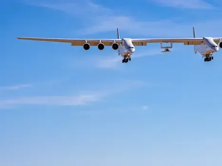 Sudah Lihat Pesawat Terbesar di Dunia? Lebar Sayapnya Ngalahin Lapangan Bola