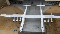 Stratolaunch Roc adalah pesawat terbesar di dunia. Stratolaunch dibuat dari gabungan dua jet jumbo Boeing 747-400. Ini adalah pesawat yang dirancang untuk membawa roket dan kendaraan-kendaraan besar lainnya. Foto: Dok. Stratolaunch