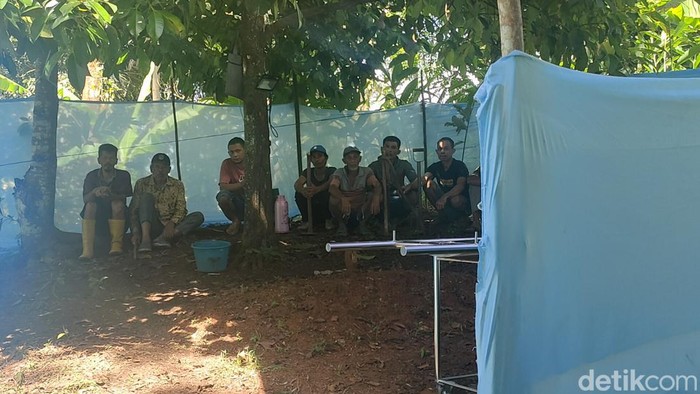 Suasana jelang pembongkaran makam Siti, korban Wowon cs di Garut.