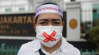 Konsumen Meikarta yang hadir di pengadilan mengenakan masker bertanda silang dan ikat kepala bertuliskan korban Meikarta.  
