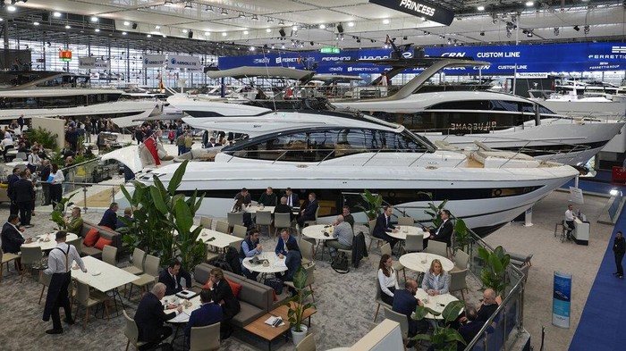 Sultan Merapat! Ada Pameran Kapal Pesiar di Jerman An electric boat is charged while it is on display for sale at the boat show in Duesseldorf, Germany, Monday, Jan. 23, 2023. (AP Photo/Martin Meissner)