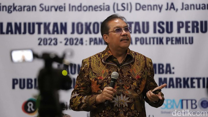 LSI Denny JA merilis hasil survei terkini. Menurut survei LSI Denny JA pemilih yang puas terhadap Jokowi akan memilih Ganjar Pranowo pada pilpres 2024.