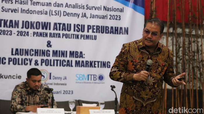 LSI Denny JA merilis hasil survei terkini. Menurut survei LSI Denny JA pemilih yang puas terhadap Jokowi akan memilih Ganjar Pranowo pada pilpres 2024.