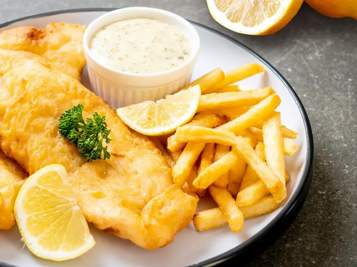 Tahan Sakit Jelang Melahirkan, Wanita Ini Santai Makan Fish & Chip