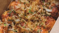 Shukakku Takoyaki di Villa Tangerang Regency juga bisa menjadi pilihan untuk menikmati takoyaki yang enak dan murah. Seporsi takoyaki di kedai ini dibanderol harga Rp 15.000 per 6 butir. Isiannya ada gurita, sosis, dan crabstick. Foto: Google Review